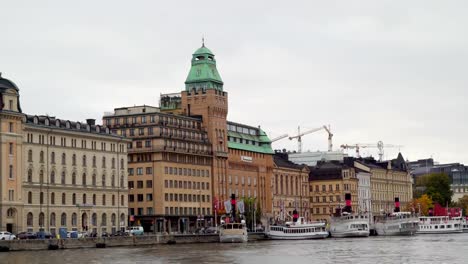 Der-Palast-auf-der-Seite-der-Hafen-in-Stockholm-Schweden