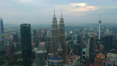 Sonnenuntergangszeit-Beleuchtung-Kuala-Lumpur-Stadtzentrum-Antenne-Panorama-4k-Malaysia