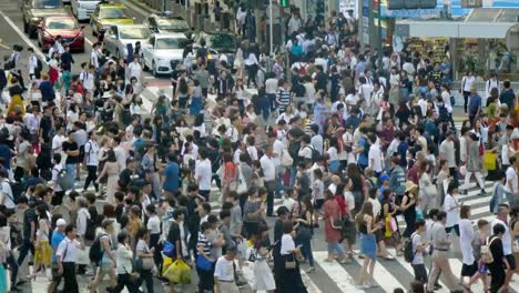 un-montón-de-gente-en-Tokio-área-de-shibuya