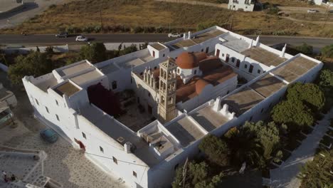 Luftaufnahme-von-Agios-Nikolaos-Kirche-in-Spetses-direkt-an-einer-Straße,-Griechenland.