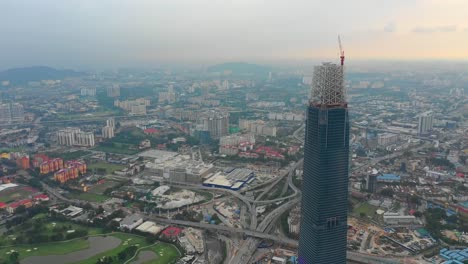 Sonnenuntergang-Himmel-Kuala-lumpur-Innenstadt-Megatall-Bau-Luft-Panorama-Zeitspanne-4k-malaysia