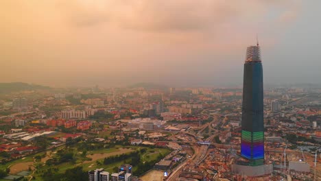 Sunset-Kuala-Lumpur-centro-megatall-construcción-tráfico-carretera-panorama-aéreo-timelapse-4k-Malasia