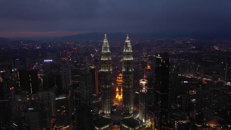 iluminación-nocturna-Kuala-Lumpur-centro-aéreo-panorama-timelapse-4k-Malasia