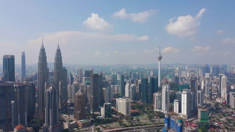 Sonnliche-Tag-Kuala-Lumpur-Stadt-in-der-Innenstadt-berühmten-Türmen-in-der-Luft-Panorama-4k-malaysia