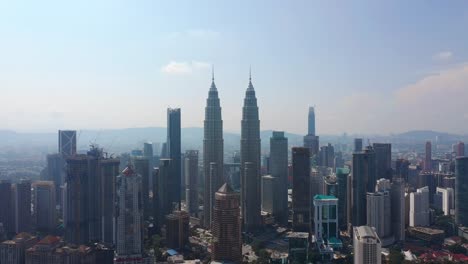 Sonnliche-Tag-Kuala-Lumpur-Stadt-in-der-Innenstadt-berühmten-Türmen-in-der-Luft-Panorama-4k-malaysia