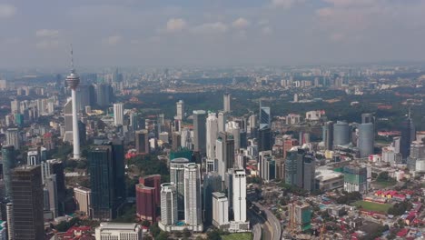 Sonnliche-Tag-Kuala-Lumpur-Stadt-berühmten-Turm-Antrieb-Panorama-4k-malaysia