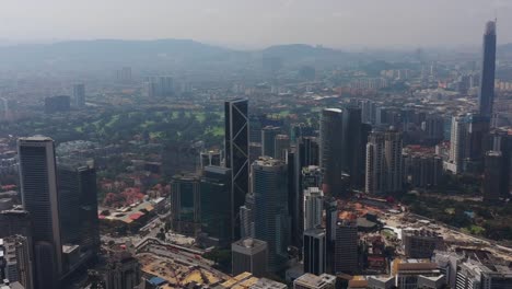 soleado-día-Kuala-Lumpur-ciudad-centro-construcciones-aéreas-panorama-4k-Malasia