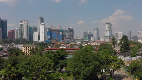 soleado-día-Kuala-Lumpur-centro-ciudad-construcción-panorama-aéreo-4k-Malasia