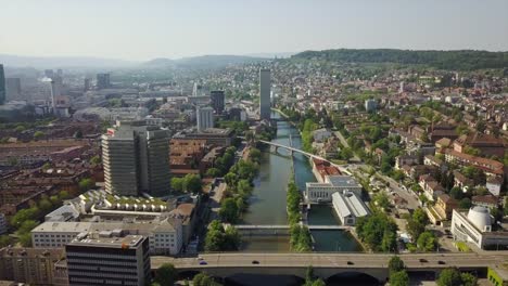 día-de-verano-Zurich-City-Center-Riverside-panorama-aéreo-4k-Suiza