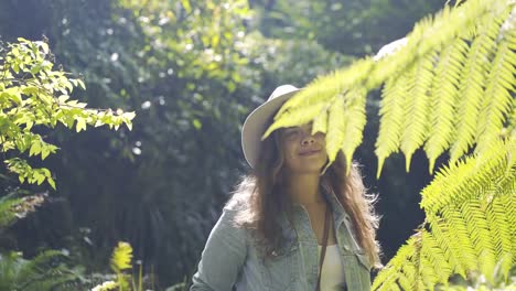 Mujer-joven-mirando-árboles-en-Parque