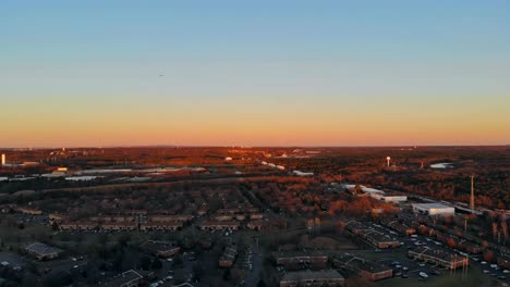 La-zona-de-dormitorio-con-edificios-de-apartamentos-construidos-vista-aérea-del-parque-del-río-en-fondo-en-Estados-Unidos