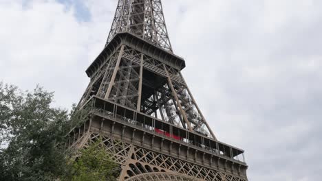 Torre-de-Eiffel-monumento-en-París-Francia-el-día-delante-de-cielo-y-nubes-imágenes-4-K-2160-p-30-fps-UHD---Eiffel-hermoso-y-reconocible-Torre-4-K-3840-X-2160-UltraHD-video
