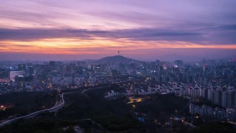 Zeit-Ablauf-schönen-Sonnenaufgang-von-Seoul,-Cityscapse-am-Inwangsan-Berg-in-Südkorea.