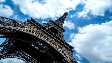 Eiffel-Turm-Zeitraffer-mit-Wolken-brewing-Sommer