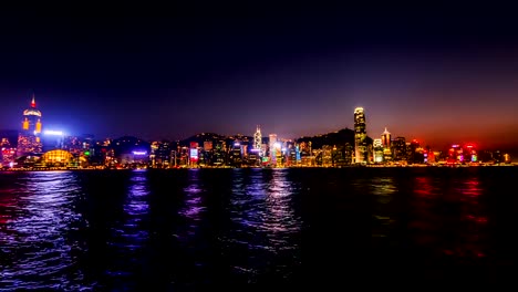 Hong-Kong,-China-–-Nov-15,2014:-Vom-Tag-zur-Nacht-von-der-atemberaubenden-Blick-auf-Victoria-Harbour-in-Hongkong,-China