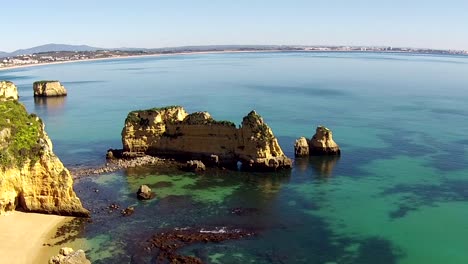 Vista-aérea-de-rocas-naturales-cerca-de-Lagos-del-Algarve-en-Portugal