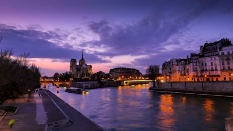 Sunset-Notre-Dame-Cathedral,-Paris,-France