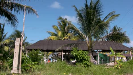 Jeep-vorbei-an-einem-mexikanischen-house