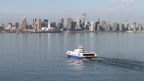 Vista-de-los-edificios-de-Vancouver-y-Commuter-Ferry