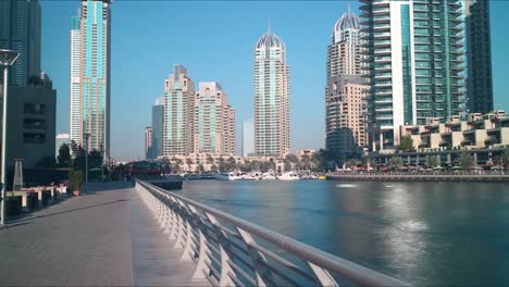 Caminando-calle-la-marina-de-dubai-lapso-de-tiempo