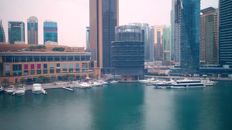 Lapso-de-tiempo-del-día-a-yacht-muelle-de-dubai