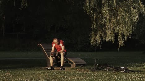 Ciclista-de-descansar-en-la-luz-de-la-mañana