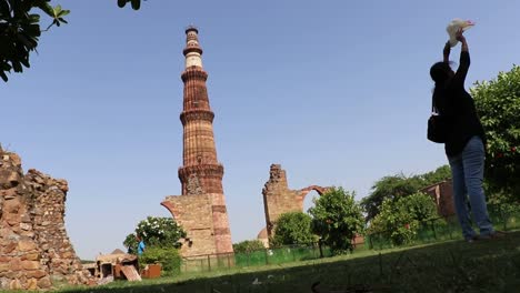 Qutub-Minar,-patrimonio-de-la-humanidad-por-la-UNESCO,-Delhi