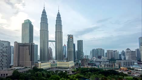 HD-Zeitraffer-Film-an-einem-wolkigen-hazy-Tag-im-Stadtzentrum-von-Kuala-Lumpur