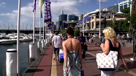 Pan-von-Boote-und-Menschen-gehen-auf-Darling-harbour