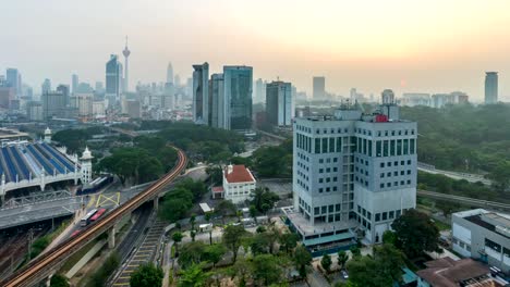 Sonnenaufgang.-skyline-von-Kuala-Lumpur.-Zeitraffer.-Schwenk-nach-oben.