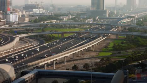 Lapso-de-tiempo-de-disparo-de-movimiento-de-tráfico-en-calle-de-la-ciudad,-Dubai,-Emiratos-Árabes-Unidos