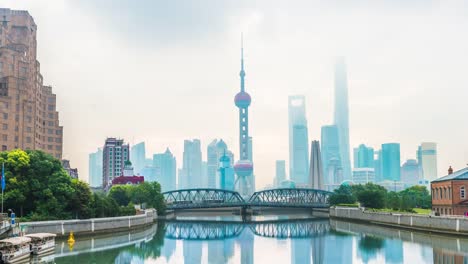 Time-lapse-photography-4K-Shanghai-bund-Garden-bridge-at-skyline