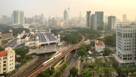 Salida-del-sol.-Horizonte-de-la-ciudad-de-Kuala-Lumpur.-Lapso-de-tiempo.