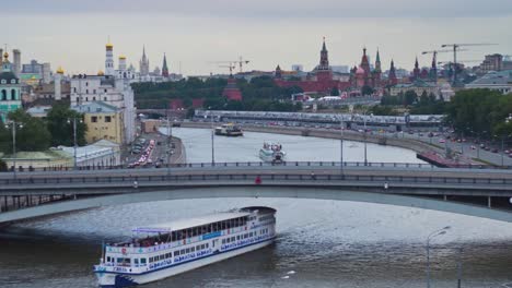 RUSSLAND.-MOSKAU-2013-:-4-K-TL-mit-Blick-auf-der-Moskva-Fluss-Damm-ab.