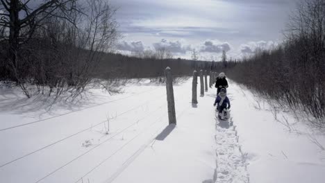 Zapatos-de-nieve-de-invierno-en-ontario-vídeo-4-k