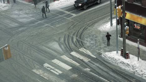 Peatones-en-la-esquina-en-la-nieve