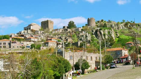 Casas-de-piedra-tradicional-turca-los-pueblos-de-todo-Assos,-Canakkale,-Turquía