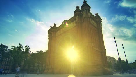 Barcelona-landmarks.-Sun-rays-in-Triumphal-arch-in-Barcelona,-Spain