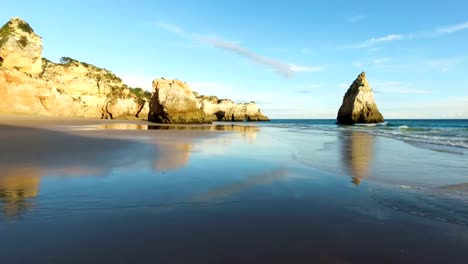 Natürlichen-Felsen-auf-Praia-Tres-Irmaos-in-Alvor,-Portugal