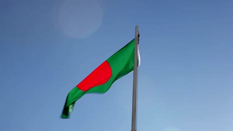 Textil-bandera-de-Bangladesh-en-un-asta-de-bandera