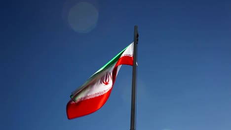 Flagge-des-Iran-auf-eine-Fahnenstange