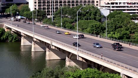 Puente-sobre-el-río-Colorado-en-Austin,-Tx