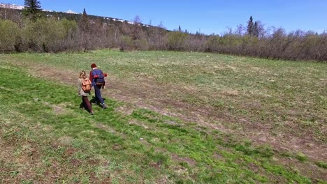 Paare,-die-auf-dem-grünen-Rasen-auf-Wanderung