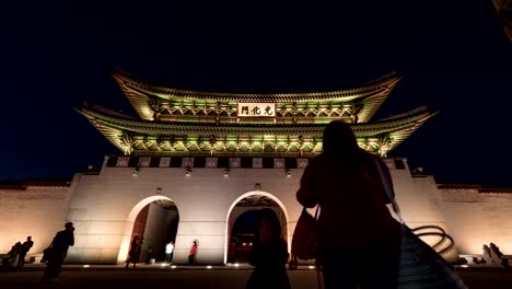 Timelapse-of-citizens-and-tourists-by-Gwanghwamun-Gate-at-night.-Seoul,-South-Korea