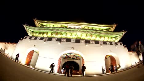 Zeitraffer-der-Besucher-Gwanghwamun-Tor-in-Seoul-bei-Nacht