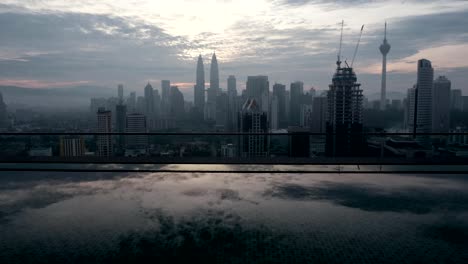 Timelapse-von-Kuala-Lumpur,-Blick-auf-die-Stadt-vom-Pool-auf-dem-Dach