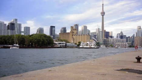 Blick-auf-den-Hafen-von-Toronto-mit-DerSkyline-der-Stadt-Sommer-2016