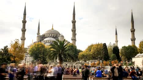 Turistas-caminando-en-la-Plaza-de-Sultanahmet-mientras-existe-la-mezquita-azul-en-Estambul,-Turquía.