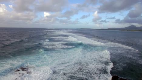 Espumosas-olas-del-océano-Índico,-vista-aérea