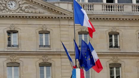 Satz-von-Flagge-von-Frankreich-winken-auf-der-Stange